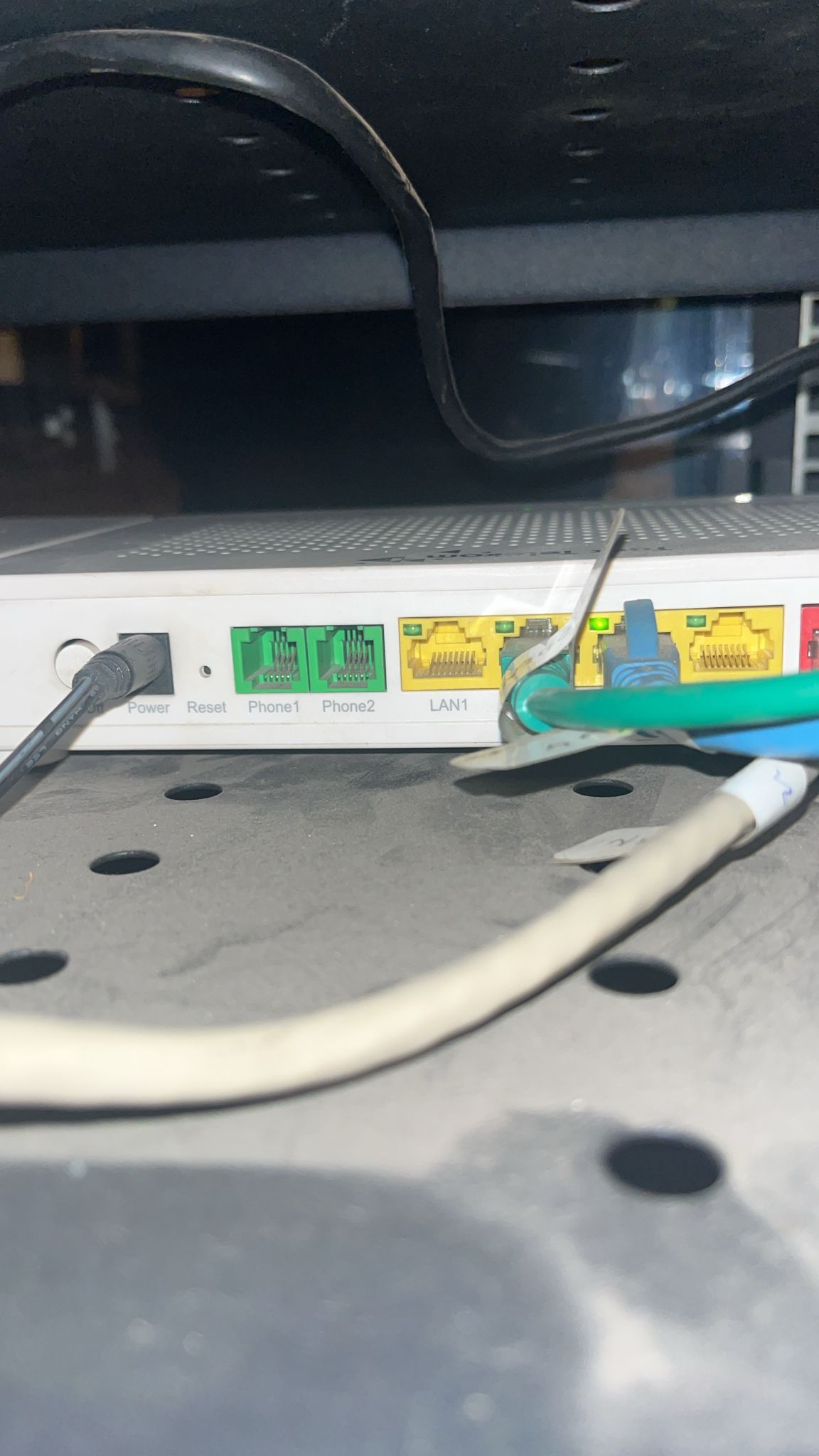 Wi-Fi Çekmiyor Sorunu Nedir? Wi-Fi çekmiyor hatası, cihazınızın kablosuz internet ağına bağlanamaması veya bağlantının sürekli kopması anlamına gelir. HD Bilgisayar olarak, Wi-Fi sorunlarını hızlı ve etkili şekilde çözüyoruz. Wi-Fi Çekmiyor Sorununun Nedenleri Kablosuz internet sorunları çeşitli sebeplerden kaynaklanabilir: Modem veya yönlendirici arızası Cihazın Wi-Fi ayarlarının hatalı olması Ağ sinyalinin zayıf olması Güncel olmayan sürücüler veya yazılımlar Profesyonel Wi-Fi çekmiyor çözümü ile bu sorunlar kısa sürede ortadan kaldırılır. Wi-Fi Çekmiyor Sorunu İçin HD Bilgisayar Avantajları HD Bilgisayar ile Wi-Fi bağlantı sorunlarını çözerek: Kablosuz ağ hızınızı artırabilirsiniz Cihazlarınızın stabil bağlantı almasını sağlarsınız Sinyal zayıflığı ve kesintileri giderirsiniz Yerinde veya uzaktan destek alabilirsiniz Ağ güvenliği ve optimizasyon sağlanır Wi-Fi Çekmiyor Sorunu Nasıl Çözülür? Hizmetimiz kapsamlıdır: Modem ve yönlendirici kontrolü Kablosuz ağ ayarlarının optimize edilmesi Sinyal güçlendirme ve kanal ayarı Cihaz sürücü ve yazılım güncellemeleri Test ve performans kontrolleri Daha fazla bilgi için 👉 Hizmetlerimiz sayfasını ziyaret edebilirsiniz. Wi-Fi Çekmiyor Sorunu Ne Zaman Müdahale Gerektirir? Cihazınız internete bağlanamıyorsa, sinyal sürekli kopuyorsa veya internet hızı düşükse Wi-Fi çekmiyor problemi ile karşı karşıyasınız demektir. HD Bilgisayar ile Wi-Fi bağlantınız güvenli ve hızlı bir şekilde çalışır. Sonuç olarak, Wi-Fi çekmiyor sorunları, hızlı ve profesyonel müdahale ile kolayca çözülür. HD Bilgisayar sayesinde kablosuz internet bağlantınız kesintisiz ve stabil hale gelir. Görsel alt metin önerisi: “Wi-Fi çekmiyor çözümü” “kablosuz internet sorunları giderme”